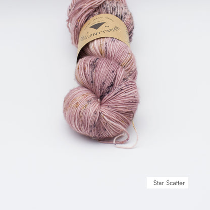Echeveau de Tosh Merino Light (TML) de MadelineTosh coloris Star Scatter