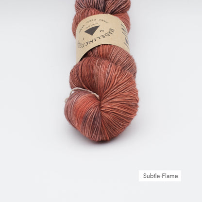 Echeveau de Tosh Merino Light (TML) de MadelineTosh coloris Subtle Flame