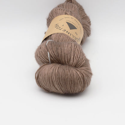 Echeveau de Tosh Merino Light (TML) de MadelineTosh coloris Toast
