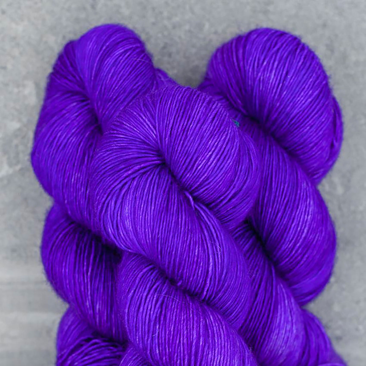 Echeveaux de Tosh Merino Light (TML) de MadelineTosh, coloris Ultramarine Violet