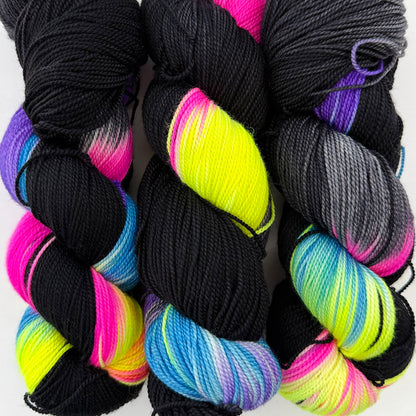 Echeveau de Madelinetosh coloris Black Rainbow