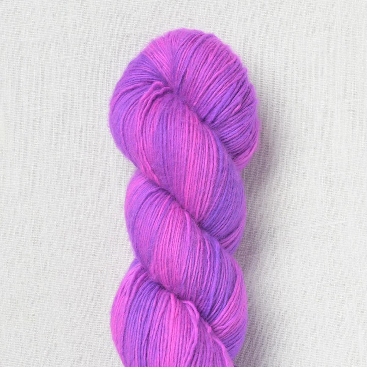 Echeveau de Madelinetosh coloris Electromagnetic