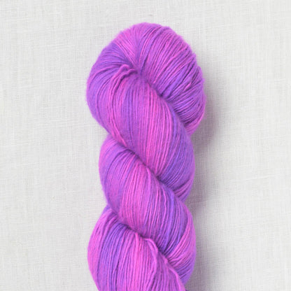 Echeveau de Madelinetosh coloris Electromagnetic