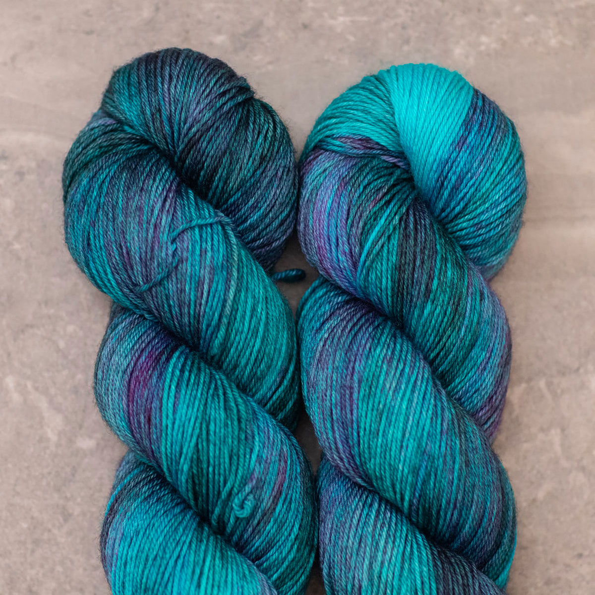 Echeveau de Twist Light de Madelinetosh coloris Twilight Skinny Dip