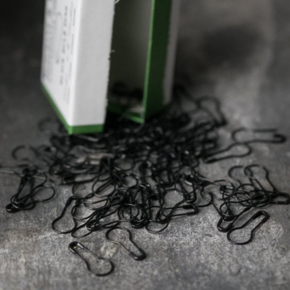 Marqueurs de mailles amovibles ampoule de Merchant & Mills, coloris Noir