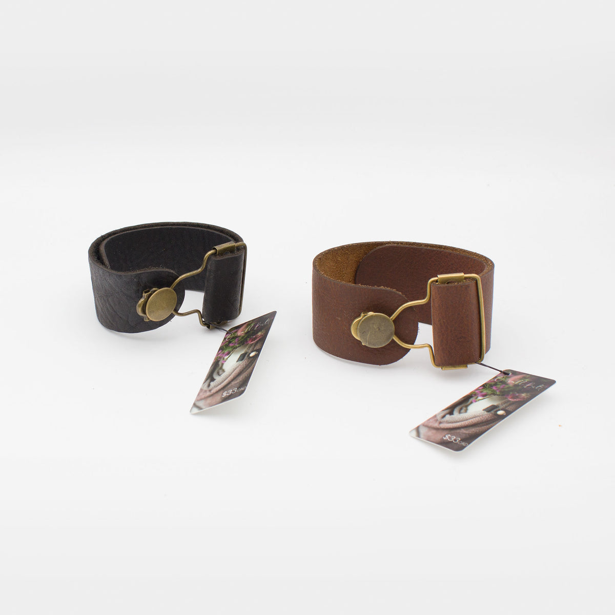 Shawl Cuff (bracelet de châle) de Purl & Hank, modèle Overall Belt, coloris Noir (gauche) et Caramel (droite)