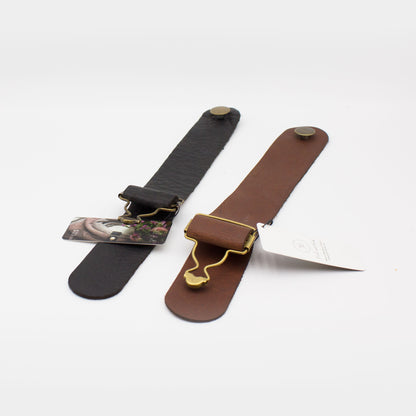 Shawl Cuff (bracelet de châle) de Purl & Hank, modèle Overall Belt, coloris Noir (gauche) et Caramel (droite)