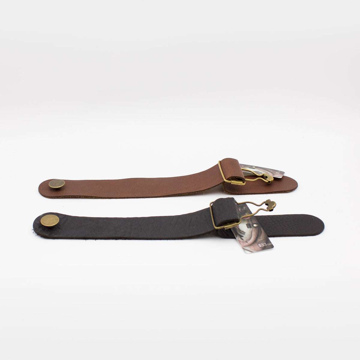 Shawl Cuff (bracelet de châle) de Purl & Hank, modèle Overall Belt, coloris Noir (bas) et Caramel (haut)