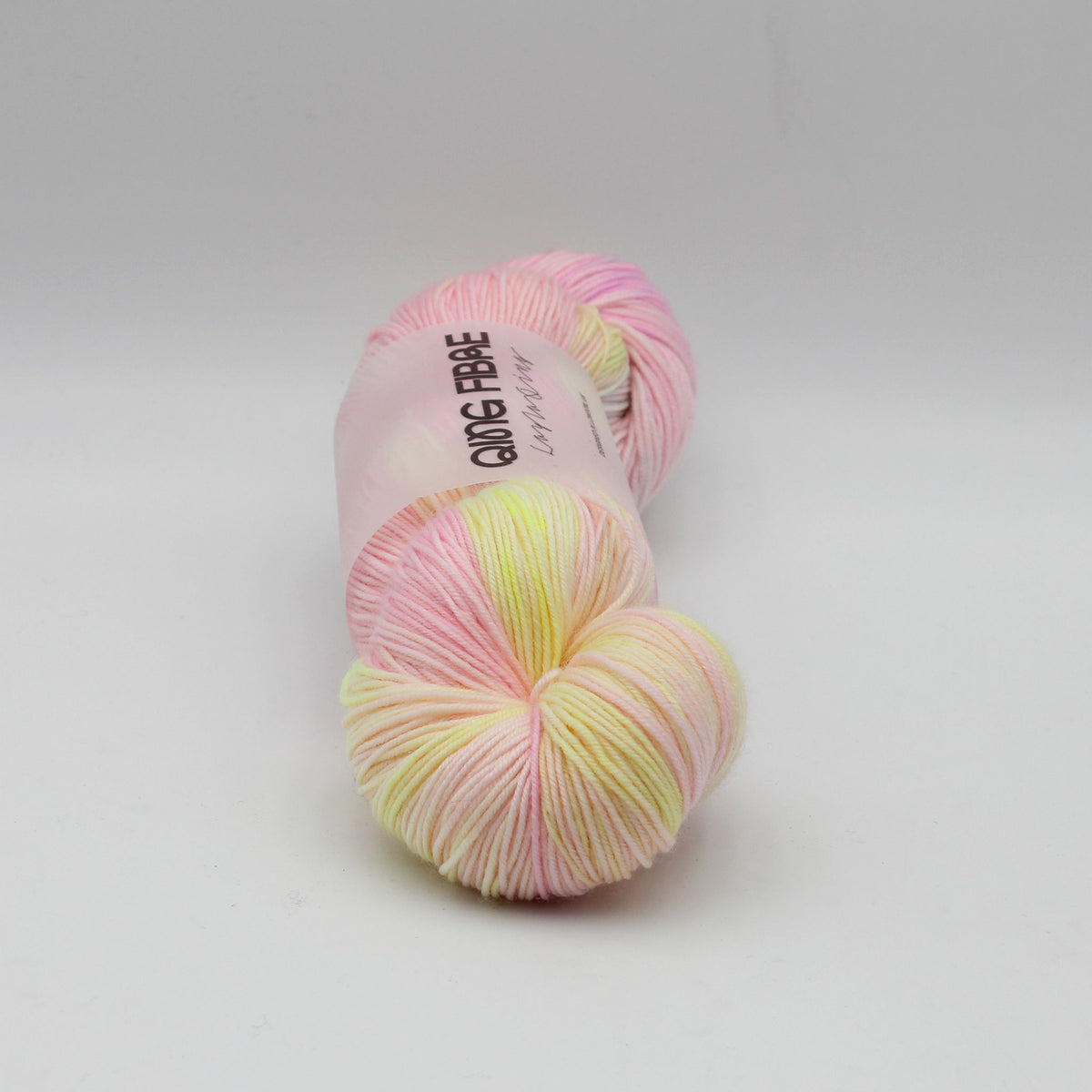 Echeveau de Dashing Fingering de Qing Fibre coloris Pretty in Punk