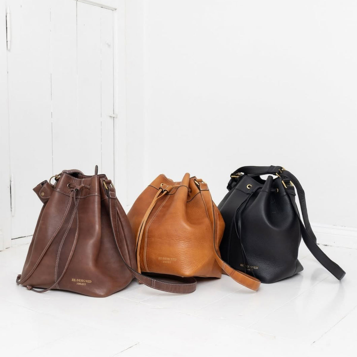 Sacs seau P020 de Re:Designed coloris Woodsmoke, Burned Tan et Black
