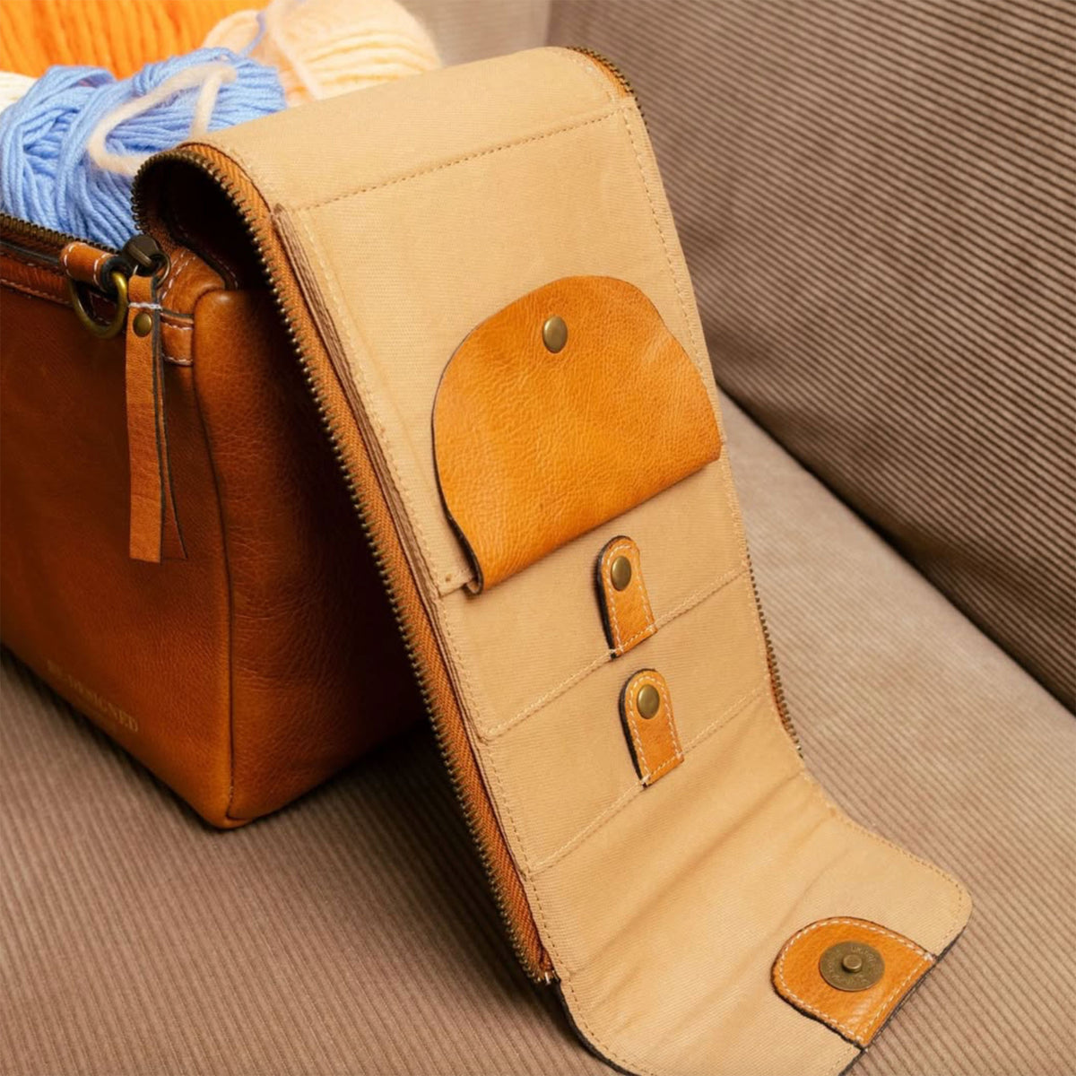 Sac avec rangement pour aiguilles P044 de Re:Designed coloris Burned Tan