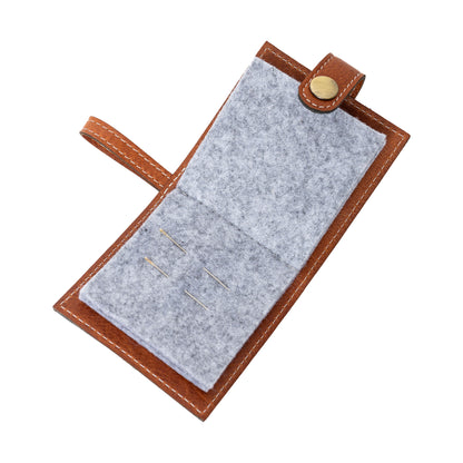 Etui pour aiguilles à coudre ou à broderie P076 de Re:Designed coloris Walnut