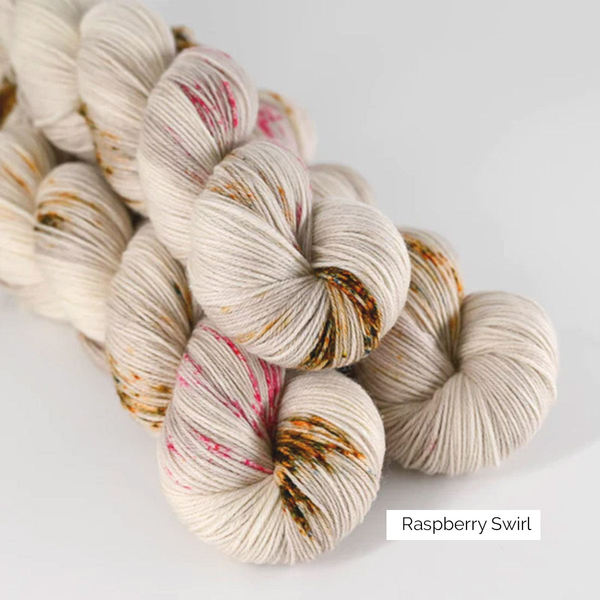 Echeveau de Cashmere Sock de Sysleriget coloris Raspberry Swirl
