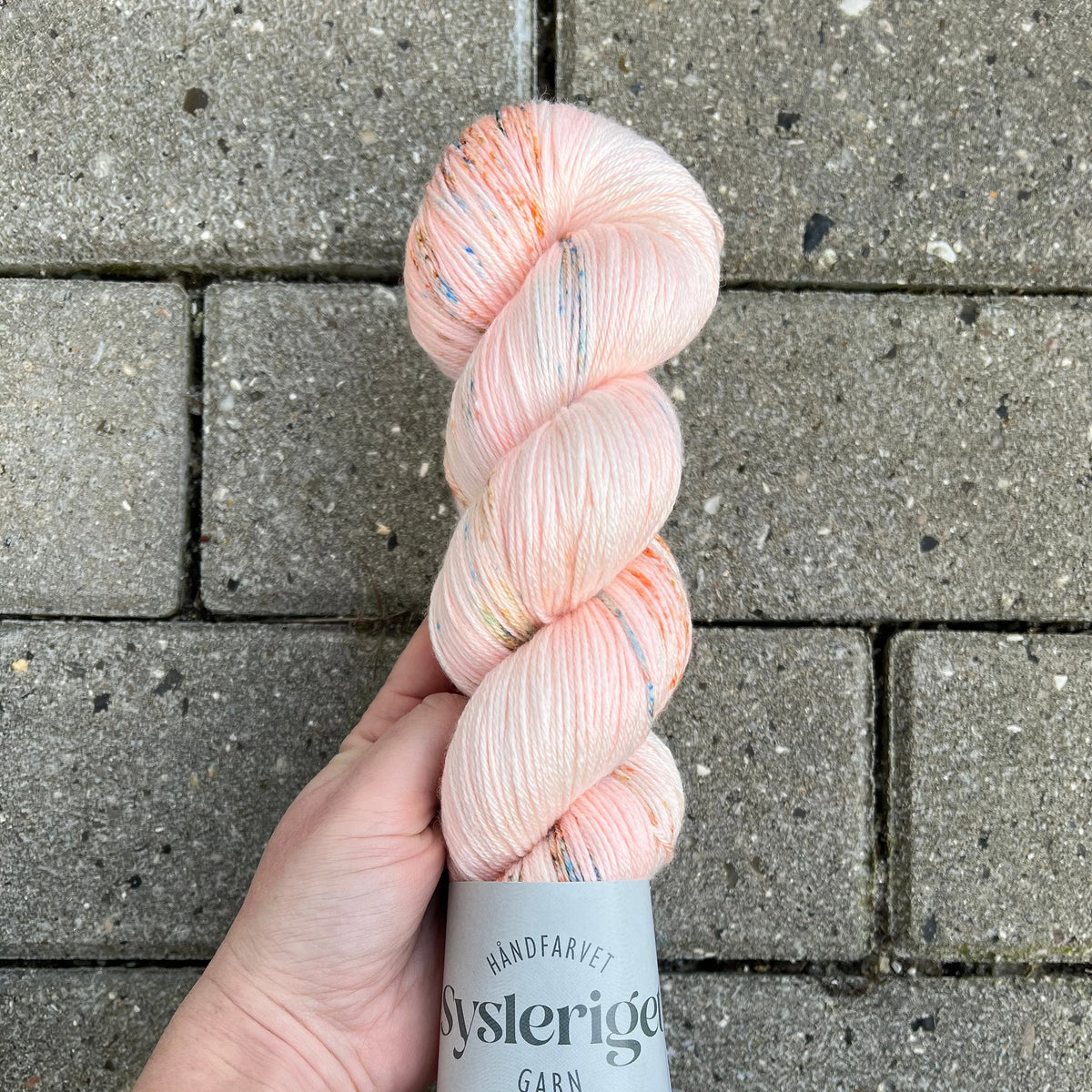 Echeveau de Merino Silk de Sysleriget coloris Flamingo Fever