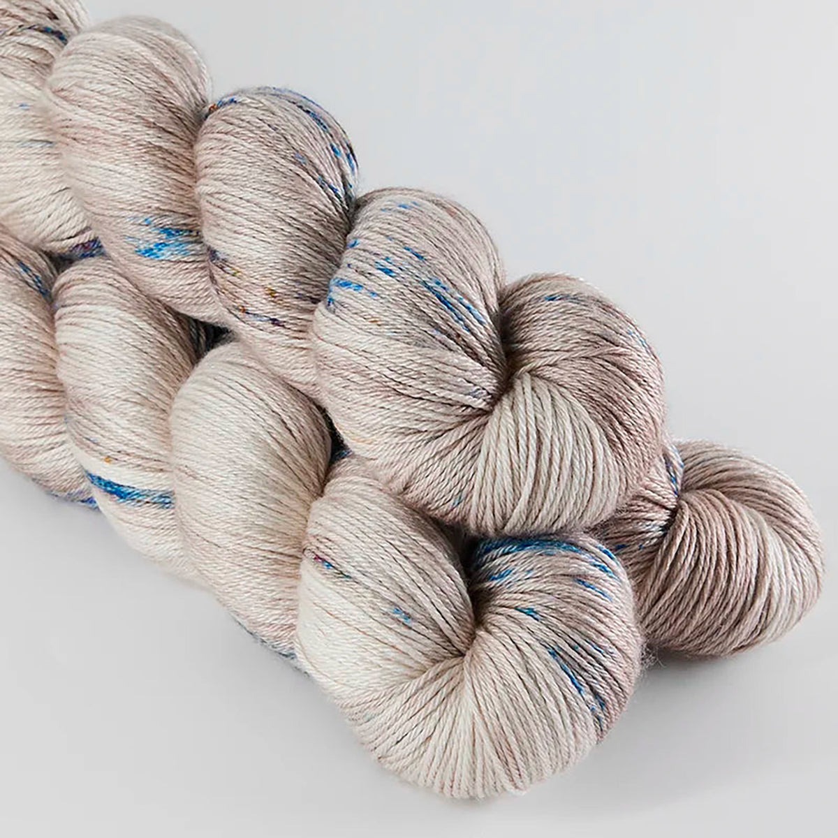 Echeveaux de Merino Silk de Sysleriget coloris Galaxy