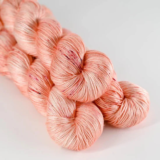 Echeveaux de Pure Silk de Sysleriget coloris Coral Cure