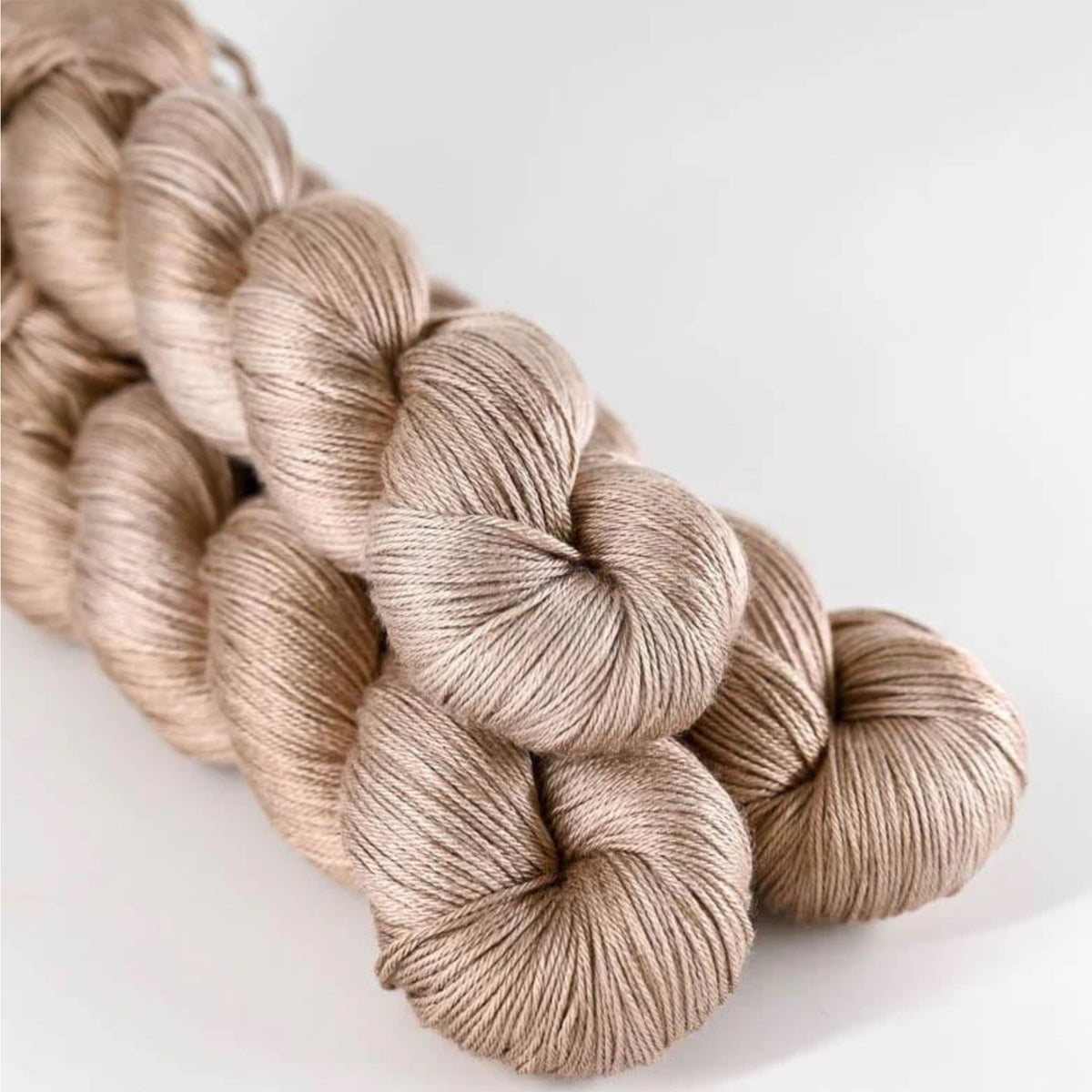 Echeveaux de Pure Silk de Sysleriget coloris Nougat Mousse