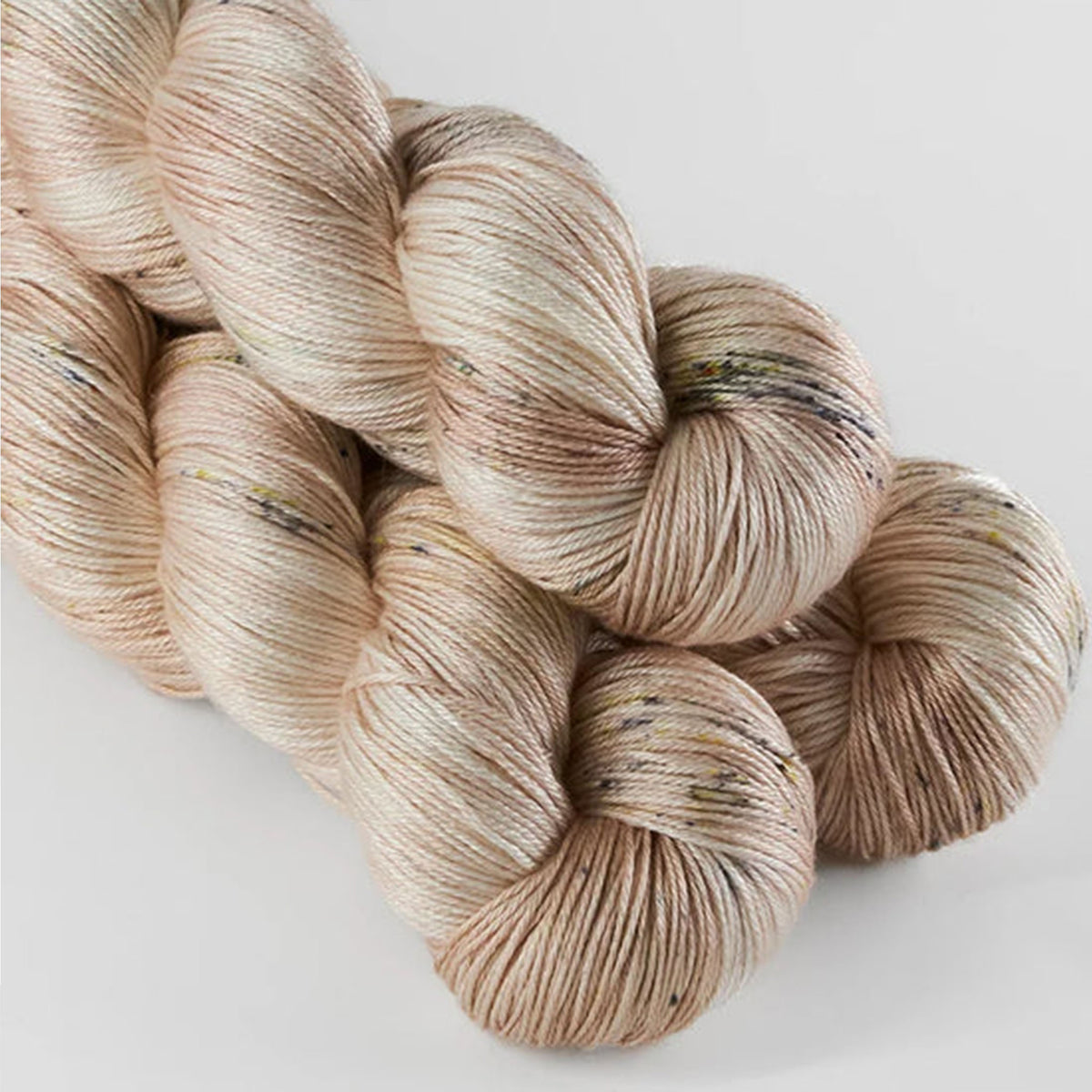 Echeveaux de Pure Silk de Sysleriget coloris Poppy Seeds