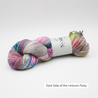 Echeveau de Sock de Sysleriget, coloris Dark Side of the Unicorn Party