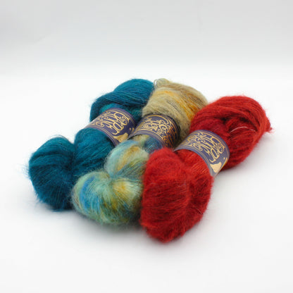 Echeveaux de Furisode Suri-Silk de The Hare & The Crow, coloris (de gauche à droite) : Kharybdis, Kausui et Sumac