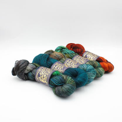 Echeveaux de Kakebuton (merino single) de The Hare & The Crow, coloris (de gauche à droite) Nightwatch, Kharybdis, Swallow Point, Kaisui, Red Panda