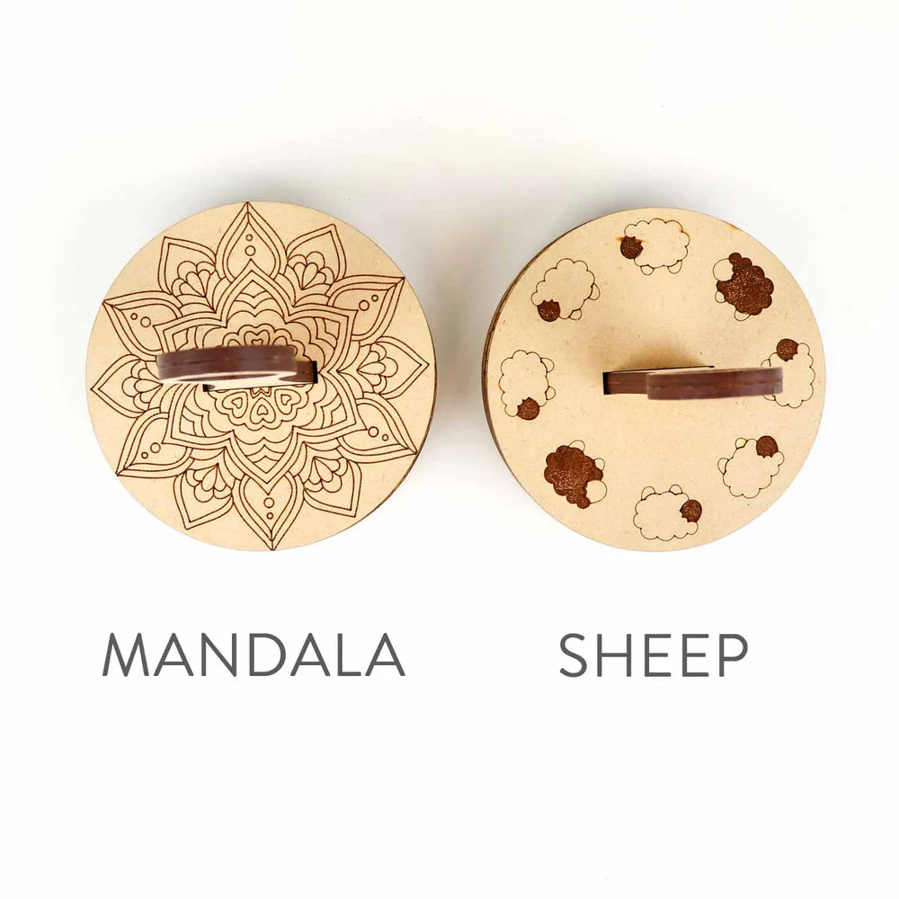 Yarn to Go de Twice Sheared Sheep, modèles Mandala (à gauche) et Sheep (à droite)