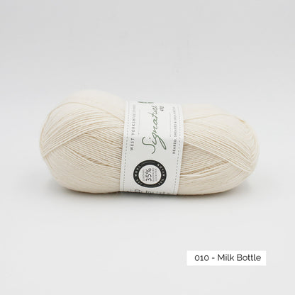 Pelote de Signature 4ply de West Yorkshire Spinners (WYS) coloris 010 Milk Bottle